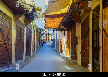 Fes, Marokko - 31. März 2023: Blick auf eine Gasse in der alten Medina von Fes, Marokko Stockfoto