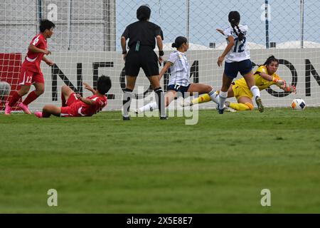 Bali, Indonesien. Mai 2024. Gabrielle Baker (1. R), Torhüterin der Philippinen, spart während des Gruppenspiels A beim AFC U-17 Women's Asian Cup 2024 zwischen den Philippinen und der Demokratischen Volksrepublik Korea (DVRK) im Bali United Training Center in Bali, Indonesien, am 9. Mai 2024. Quelle: Agung Kuncahya B./Xinhua/Alamy Live News Stockfoto