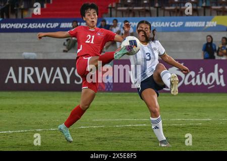 Bali, Indonesien. Mai 2024. Candy Nelson (R) von den Philippinen wetteiferte mit dem Sohn Jo-YE von der Demokratischen Volksrepublik Korea (DVRK) während des Gruppenspiels A des AFC U-17 Frauen-Asienpokals 2024 zwischen den Philippinen und der Demokratischen Volksrepublik Korea (DVRK) im Bali United Training Center in Bali, Indonesien. Mai 2024. Quelle: Agung Kuncahya B./Xinhua/Alamy Live News Stockfoto