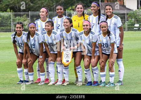 Bali, Indonesien. Mai 2024. Startspieler der Philippinen posieren vor dem Gruppenspiel A beim AFC U-17 Women's Asian Cup 2024 zwischen den Philippinen und der Demokratischen Volksrepublik Korea (DVRK) im Bali United Training Center in Bali, Indonesien, am 9. Mai 2024. Quelle: Agung Kuncahya B./Xinhua/Alamy Live News Stockfoto