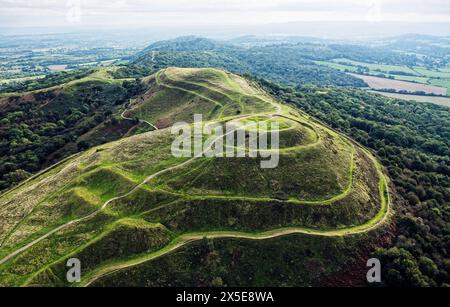 Die Konturerdwerke des eisenzeitlichen Hügels, bekannt als British Camp alias Herefordshire Beacon, stammen aus der Zeit um das 2. Jahrhundert v. Chr. Schalter mit Antennenansicht. Malvern Hills Stockfoto