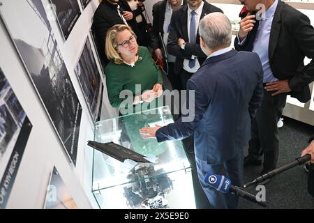 Kiew, Ukraine. Mai 2024. Svenja Schulze (SPD), Bundesministerin für wirtschaftliche Zusammenarbeit und Entwicklung, und Herman Haluschtschenko, Energieminister der Ukraine, spazieren durch eine Ausstellung von russischen Trümmern aus Angriffen auf das Energienetz, bevor ein Kooperationsabkommen zwischen Deutschland und der Ukraine über den Bau und den Ausbau des ukrainischen Stromnetzes unterzeichnet wird. Die Reise ist in Vorbereitung der Wiederaufbaukonferenz für die Ukraine, die am 11. Und 12. Juni in Berlin stattfinden wird. Quelle: Sebastian Christoph Gollnow/dpa/Alamy Live News Stockfoto