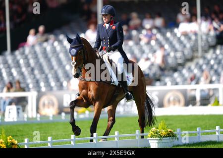 Majas Hope wurde von Pippa Funnell während der Dressur am zweiten Tag der Badminton Horse Trials 2024 auf dem Badminton Estate in Gloucestershire geritten. Bilddatum: Donnerstag, 9. Mai 2024. Stockfoto