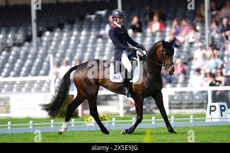 Cavalier Crystal wurde von Harry Meade während der Dressur am zweiten Tag der Badminton Horse Trials 2024 auf dem Badminton Estate in Gloucestershire geritten. Bilddatum: Donnerstag, 9. Mai 2024. Stockfoto