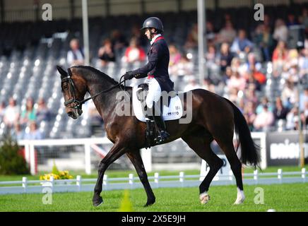 Cavalier Crystal wurde von Harry Meade während der Dressur am zweiten Tag der Badminton Horse Trials 2024 auf dem Badminton Estate in Gloucestershire geritten. Bilddatum: Donnerstag, 9. Mai 2024. Stockfoto