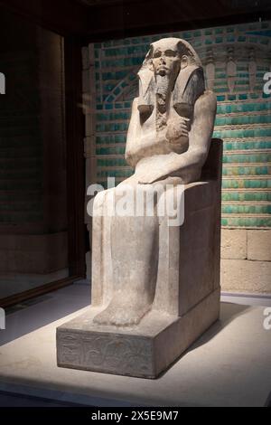 Gemalte Kalksteinstatue, die König Djoser darstellt, aus der 3. Dynastie, 2592–2566 v. Chr. Kairo Museum. Stockfoto