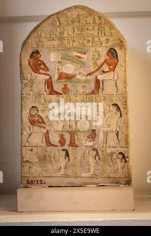 Eine Stele (bemalte Platte) im Kairo Museum für ägyptische Antiken in Ägypten. Ein beschriebenes Basrelief eines Festes oder einer Ernte. Stockfoto