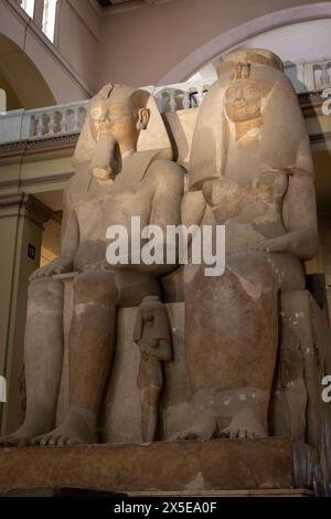 Kolossale Statuengruppe von Amenhotep III., Königin Tiy und Tochter Henuttaneb. 18. Dynastie, 1390-1353 v. Chr., Kairo Museum. Stockfoto