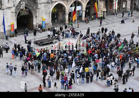 München, Deutschland. Mai 2024. Klimaaktivist Luca Barakat spricht auf einer Demonstration der Initiative „Eure Wahl“, „Freitage für die Zukunft München“ und „gemeinsam gegen Rechts München“ am Marienplatz in München. Die spontane Kundgebung fand unter dem Motto „Verteidigung der Demokratie!“ statt. Anlässlich der jüngsten Angriffe auf Politiker. Quelle: Felix Hörhager/dpa/Alamy Live News Stockfoto