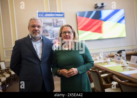 Kiew, Ukraine. Mai 2024. Svenja Schulze (SPD), Bundesministerin für wirtschaftliche Zusammenarbeit und Entwicklung, unterschreibt gemeinsam mit Herman Halushchenko, dem ukrainischen Energieminister, ein Kooperationsabkommen zwischen Deutschland und der Ukraine zum Bau und Ausbau des ukrainischen Stromnetzes. Die Reise ist in Vorbereitung der Wiederaufbaukonferenz für die Ukraine, die am 11. Und 12. Juni in Berlin stattfinden wird. Quelle: Sebastian Christoph Gollnow/dpa/Alamy Live News Stockfoto