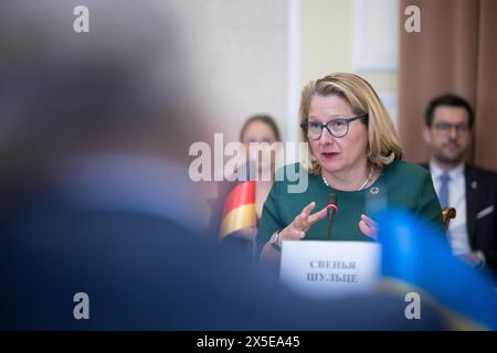 Kiew, Ukraine. Mai 2024. Svenja Schulze (SPD), Bundesministerin für wirtschaftliche Zusammenarbeit und Entwicklung, spricht mit Herman Halushchenko, dem Energieminister der Ukraine, vor der Unterzeichnung eines Kooperationsabkommens zwischen Deutschland und der Ukraine über den Bau und Ausbau des ukrainischen Stromnetzes. Ziel der Reise ist es, die Wiederaufbaukonferenz für die Ukraine vorzubereiten, die am 11. Und 12. Juni in Berlin stattfinden wird. Quelle: Sebastian Christoph Gollnow/dpa/Alamy Live News Stockfoto