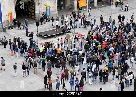 München, Deutschland. Mai 2024. Klimaaktivist Luca Barakat spricht auf einer Demonstration der Initiative „Eure Wahl“, „Freitage für die Zukunft München“ und „gemeinsam gegen Rechts München“ am Marienplatz in München. Die spontane Kundgebung fand unter dem Motto „Verteidigung der Demokratie!“ statt. Anlässlich der jüngsten Angriffe auf Politiker. Quelle: Felix Hörhager/dpa/Alamy Live News Stockfoto