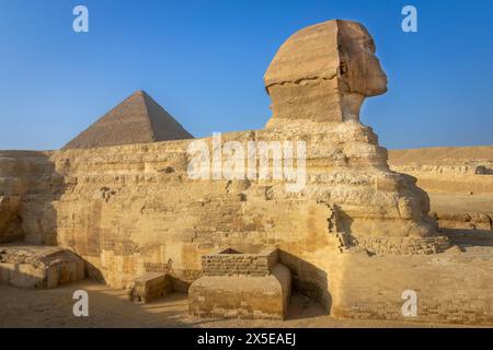 Die große Sphinx mit der Pyramide von Khufu im Hintergrund. Das weltberühmte Gizeh-Plateau beherbergt Pyramiden und antike Antiquitäten. Stockfoto