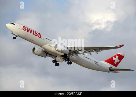 Tel Aviv , Israel - 02.20.2020: Der Airbus A330-300 der Swiss International Airlines startet vom Flughafen Ben Gurion Stockfoto