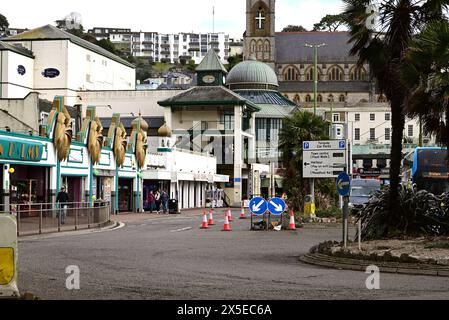 Baustellenschilder und -Kegel im Zentrum von Torquay. Stockfoto