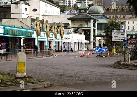 Baustellenschilder und -Kegel im Zentrum von Torquay. Stockfoto