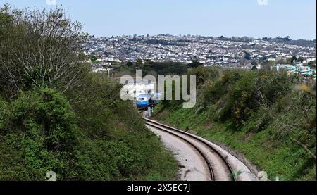 Das Midland Pullman passiert Goodrington auf der Dartmouth Steam Railway und fährt nach Kingswear, wobei Paignton im Hintergrund sichtbar ist. Stockfoto