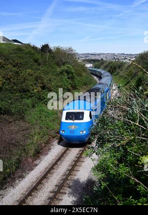 Das Midland Pullman passiert Goodrington auf der Dartmouth Steam Railway und fährt nach Kingswear, wobei Paignton im Hintergrund sichtbar ist. Stockfoto