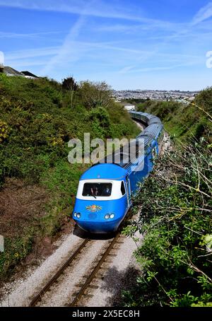 Das Midland Pullman passiert Goodrington auf der Dartmouth Steam Railway und fährt nach Kingswear, wobei Paignton im Hintergrund sichtbar ist. Stockfoto