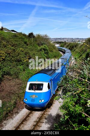 Das Midland Pullman passiert Goodrington auf der Dartmouth Steam Railway und fährt nach Kingswear, wobei Paignton im Hintergrund sichtbar ist. Stockfoto