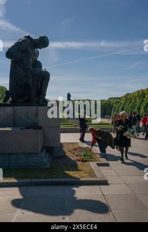 Gedenkveranstaltung zum Tag des Beleges am Sojetischen Ehrenmal in Berlin-Treptow. Die bedingungslose Kapitulation am 8. Mai 1945 um 23:01 Uhr in Berlin-Karlshorst besiegelte das Ende des Zweiten Weltkrieges in Europa. In Moskau war durch die zweistündige Zeitverschiebung schon der 9. Mai angebrochen. Deshalb wird in den ehemaligen Ländern der Sowjetunion dieser Tag als Tag des Belages gefeiert. *** Gedenktag zum Siegestag in der sowjetischen Gedenkstätte in Berlin Treptow die bedingungslose Kapitulation am 8. Mai 1945 um 11 Uhr Stockfoto