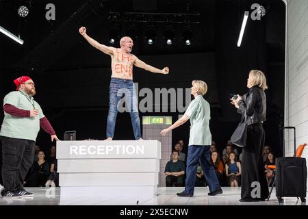 London, Großbritannien. 9. Mai 2024. Die Besetzung spielt bei einem Fotoaufruf für „People, Places & Things“, einem Theaterstück von Duncan Macmillan unter der Regie von Jeremy Herrin mit Denise Gough (R) im Trafalgar Theatre in Whitehall. Die Show läuft bis zum 10. August. Quelle: Stephen Chung / Alamy Live News Stockfoto