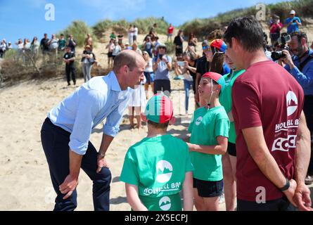 Der Prince of Wales, der in Cornwall als Duke of Cornwall bekannt ist, spricht mit Mitgliedern des Holywell Bay Surf Life Saving Club während eines Besuchs am Fistrall Beach in Newquay, um lokale Organisationen zu treffen, die sich für die Sicherheit im Meer und im Strandbereich einsetzen. Bilddatum: Donnerstag, 9. Mai 2024. Stockfoto