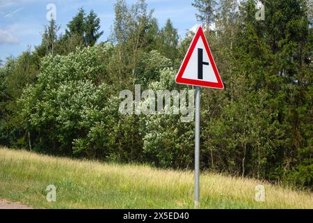 Verkehrsschild einer Kreuzung auf einer Straße Stockfoto