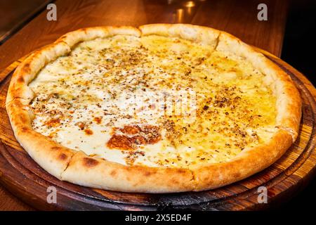 4 Käse-Pizza mit Mozzarella, Dor Blue, Cheddar, Parmesan und Walnüssen Stockfoto