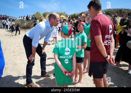 Der Prince of Wales, der in Cornwall als Duke of Cornwall bekannt ist, spricht mit Mitgliedern des Holywell Bay Surf Life Saving Club während eines Besuchs am Fistrall Beach in Newquay, um lokale Organisationen zu treffen, die sich für die Sicherheit im Meer und im Strandbereich einsetzen. Bilddatum: Donnerstag, 9. Mai 2024. Stockfoto