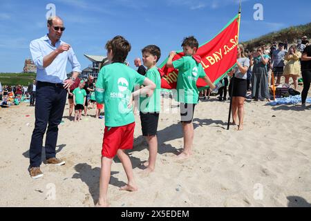 Der Prince of Wales, der in Cornwall als Duke of Cornwall bekannt ist, spricht mit Mitgliedern des Holywell Bay Surf Life Saving Club während eines Besuchs am Fistrall Beach in Newquay, um lokale Organisationen zu treffen, die sich für die Sicherheit im Meer und im Strandbereich einsetzen. Bilddatum: Donnerstag, 9. Mai 2024. Stockfoto