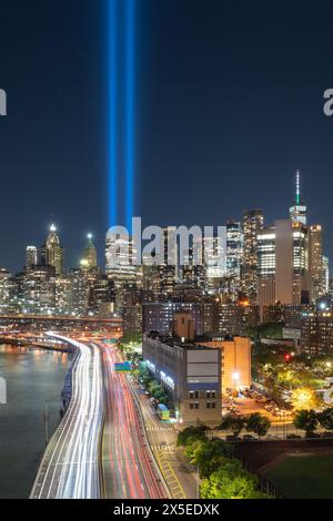 Tribute in Light-Gedenken am 11. September mit Lower Manhattan Wolkenkratzern bei Nacht. Erhöhter Blick auf das Finanzviertel, New York City Stockfoto