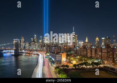 11. September Tribute in Light mit den Wolkenkratzern von Lower Manhattan bei Nacht. Blick auf die Brooklyn Bridge und den East River. New York City Stockfoto