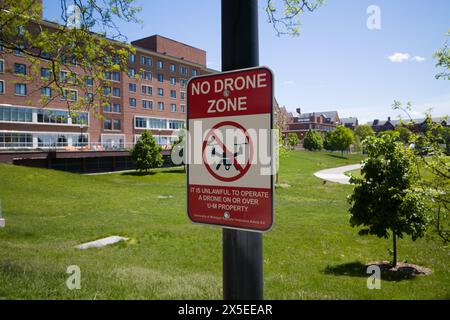 Kein Drohnenzone-Schild, das Drohnen auf dem Campus der University of Michigan, Ann Arbor Michigan USA, verbietet Stockfoto