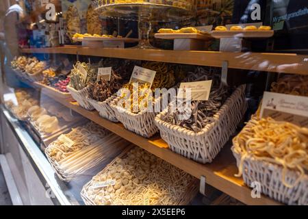 Venedig, Italien - 4. April 2022: Traditionelle italienische Nudelprodukte werden am Fenster eines lokalen Pasta-Shops in Venedig, Venetien, Italien, ausgestellt. Stockfoto