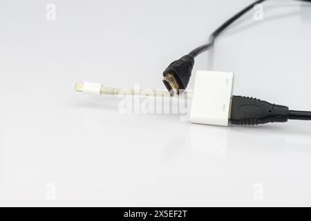 Lightning Digital AV-Adapter mit HDMI-Kabel isoliert auf weißem Hintergrund Stockfoto