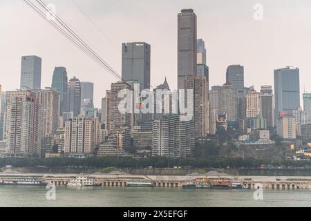 25. JANUAR 2021, CHONGQING, CHINA: Die Wolkenkratzer und die Seilbahn in Chongqing, China Stockfoto