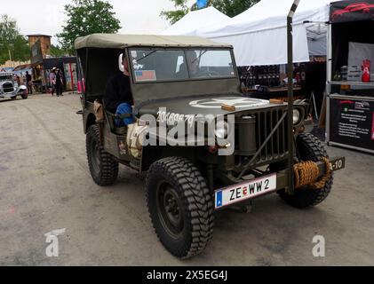 Eging Am See, Deutschland. Mai 2024. Willys MB (Willys) ist ein Geländewagen der US-amerikanischen Armee aus dem Zweiten Weltkrieg. Die Serienproduktion begann 1941 in den Fabriken von Willys-Overland Motors und Ford. Eine traditionelle Ausstellung amerikanischer Oldtimer begann im Unterhaltungskomplex Pullman City in Eging-am-See, Deutschland. Traditionell nehmen an dieser Show Autobegeisterte aus Deutschland, Österreich und der Schweiz Teil. In diesem Jahr wurde zum ersten Mal ein seltenes US-Auto aus der Ukraine vorgestellt. Quelle: SOPA Images Limited/Alamy Live News Stockfoto