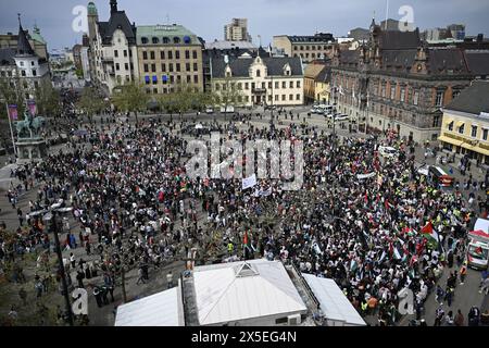 Demonstranten während der Stop Israel Demonstration zwischen Stortorget und Mölleplatsen in Malmö, Schweden, Donnerstag, 09. Mai 2024. Die Stop Israel Demonstration wird voraussichtlich über 20.000 Teilnehmer anziehen und zielt auf die Teilnahme Israels an der 68. Ausgabe des Eurovision Song Contests (ESC) in der Malmö Arena ab. Foto: Johan Nilsson/TT/Code 50090 Credit: TT News Agency/Alamy Live News Stockfoto