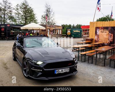 Eging Am See, Deutschland. Mai 2024. Schwarzes Ford GT Cabriolet. Eine traditionelle Ausstellung amerikanischer Oldtimer begann im Unterhaltungskomplex Pullman City in Eging-am-See, Deutschland. Traditionell nehmen an dieser Show Autobegeisterte aus Deutschland, Österreich und der Schweiz Teil. In diesem Jahr wurde zum ersten Mal ein seltenes US-Auto aus der Ukraine vorgestellt. Quelle: SOPA Images Limited/Alamy Live News Stockfoto