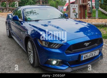 Eging Am See, Deutschland. Mai 2024. Ford Mustang GT sechste Generation nach der Neugestaltung mit einem 5,0-Motor. Die sechste Generation des Mustang wurde 2013 eingeführt und am 14. September 2022 wurde die siebte Generation des legendären Autos vorgestellt. Eine traditionelle Ausstellung amerikanischer Oldtimer begann im Unterhaltungskomplex Pullman City in Eging-am-See, Deutschland. Traditionell nehmen an dieser Show Autobegeisterte aus Deutschland, Österreich und der Schweiz Teil. In diesem Jahr wurde zum ersten Mal ein seltenes US-Auto aus der Ukraine vorgestellt. Quelle: SOPA Images Limited/Alamy Live News Stockfoto