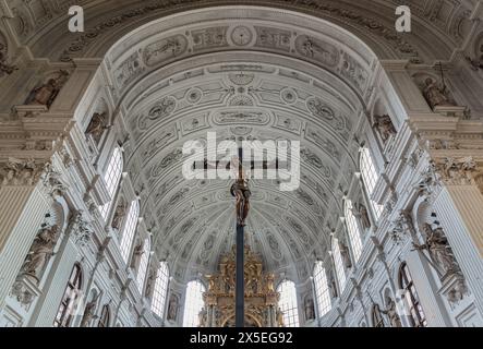 München, Deutschland - 21. Dezember 2023 - Jesus hängt am Kreuz, Kruzifix im Innern der St. Michaelskirche in München Stockfoto
