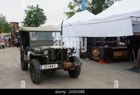 Eging Am See, Deutschland. Mai 2024. Willys MB (Willys) ist ein Geländewagen der US-amerikanischen Armee aus dem Zweiten Weltkrieg. Die Serienproduktion begann 1941 in den Fabriken von Willys-Overland Motors und Ford. Eine traditionelle Ausstellung amerikanischer Oldtimer begann im Unterhaltungskomplex Pullman City in Eging-am-See, Deutschland. Traditionell nehmen an dieser Show Autobegeisterte aus Deutschland, Österreich und der Schweiz Teil. In diesem Jahr wurde zum ersten Mal ein seltenes US-Auto aus der Ukraine vorgestellt. (Foto: Igor Golovniov/SOPA Images/SIPA USA) Credit: SIPA USA/Alamy Live News Stockfoto