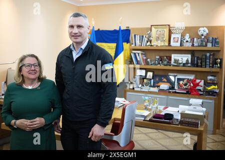 Kiew, Ukraine. Mai 2024. Svenja Schulze (SPD, l), Bundesministerin für wirtschaftliche Zusammenarbeit und Entwicklung, wird von Vitali Klitschko, Bürgermeister von Kiew, bei einem Besuch in der Ukraine begrüßt. Ziel der Reise ist es, die Wiederaufbaukonferenz für die Ukraine vorzubereiten, die am 11. Und 12. Juni in Berlin stattfinden wird. Quelle: Sebastian Christoph Gollnow/dpa/Alamy Live News Stockfoto