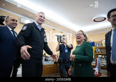 Kiew, Ukraine. Mai 2024. Svenja Schulze (SPD, r), Bundesministerin für wirtschaftliche Zusammenarbeit und Entwicklung, wird von Vitali Klitschko, Bürgermeister von Kiew, bei einem Besuch in der Ukraine begrüßt. Ziel der Reise ist es, die Wiederaufbaukonferenz für die Ukraine vorzubereiten, die am 11. Und 12. Juni in Berlin stattfinden wird. Quelle: Sebastian Christoph Gollnow/dpa/Alamy Live News Stockfoto