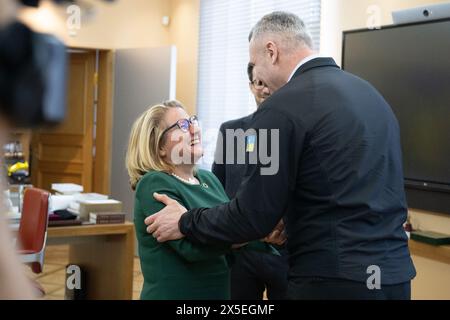 Kiew, Ukraine. Mai 2024. Svenja Schulze (SPD, l), Bundesministerin für wirtschaftliche Zusammenarbeit und Entwicklung, wird von Vitali Klitschko, Bürgermeister von Kiew, bei einem Besuch in der Ukraine begrüßt. Ziel der Reise ist es, die Wiederaufbaukonferenz für die Ukraine vorzubereiten, die am 11. Und 12. Juni in Berlin stattfinden wird. Quelle: Sebastian Christoph Gollnow/dpa/Alamy Live News Stockfoto