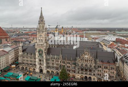 München, Deutschland - 22. Dezember 2023 - aus der Vogelperspektive des Neuen Rathauses. Der Marienplatz ist der wichtigste Stadtplatz von München und i Stockfoto