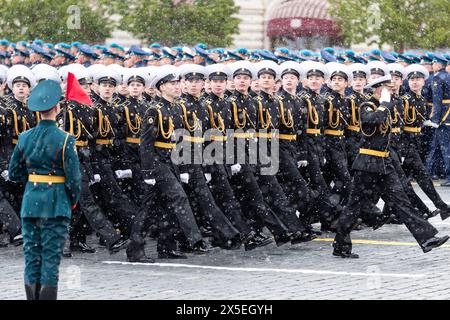 Moskau, Russland. Mai 2024. Soldaten marschieren während der Militärparade am Siegtag, die den 79. Jahrestag des sowjetischen Sieges im Großen Vaterländischen Krieg, Russlands Amtszeit für den Zweiten Weltkrieg, auf dem Roten Platz in Moskau, Russland, 9. Mai 2024. Quelle: Bai Xueqi/Xinhua/Alamy Live News Stockfoto