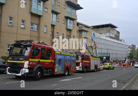 Schwerer Vorfall im Krankenhaus Bristol Royal Infirmary mit mehreren Feuerwehrfahrzeugen und Polizei als ein kleiner Brand aufgrund eines elektrischen Fehlers passierte, Großbritannien Stockfoto