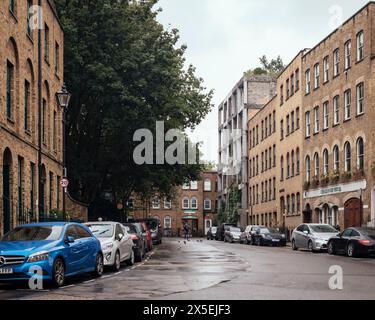 Kalksteinrahmenverkleidung aus der Ferne im Zusammenhang mit umliegenden Gebäuden. 15 Clerkenwell Close, London, Großbritannien. Architekt: Amin Taha Stockfoto
